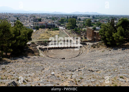 Le théâtre hellénistique, couper dans le côté de la colline, date d'environ 320 avant JC et a été rénové à deux reprises pendant la période romaine. Argos. Péloponnèse. Banque D'Images