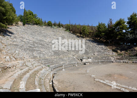 Le théâtre hellénistique, couper dans le côté de la colline, date d'environ 320 avant JC et a été rénové à deux reprises pendant la période romaine. Argos. Péloponnèse. Banque D'Images