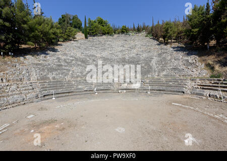 Le théâtre hellénistique, couper dans le côté de la colline, date d'environ 320 avant JC et a été rénové à deux reprises pendant la période romaine. Argos. Péloponnèse. Banque D'Images