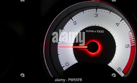 L'indicateur de jauge de vitesse voiture main rouge, blanc, chiffres de l'outil rapide Banque D'Images