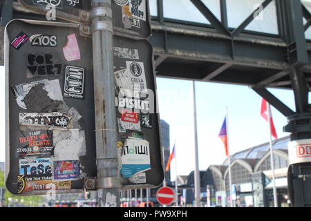 Autocollant / sticker art giflé de bombardement sur le dos d'une plaque de rue à Berlin Allemagne Banque D'Images