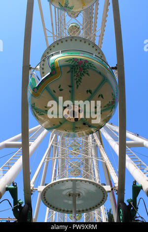 La grande roue de voiture / transport avec fond de ciel bleu - à Berlin, Allemagne Banque D'Images