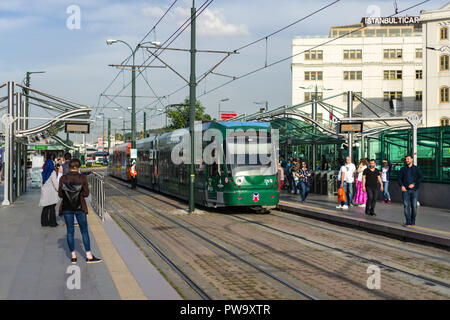 Un tram arrive à la station de tramway T1 d'Eminönü avec des gens debout sur la plate-forme, Istanbul, Turquie Banque D'Images