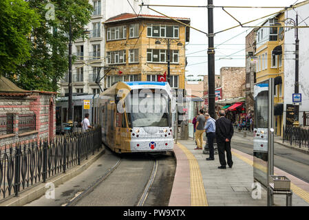 Un Kabatas-Bagcilar T1 tramway Métro électrique arrivant à la gare de Gülhane Gülhane ou dans le district de Fatih, de la Corne d'or, Istanbul, Turquie Banque D'Images