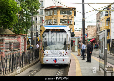 Un Kabatas-Bagcilar T1 tramway Métro électrique arrivant à la gare de Gülhane Gülhane ou dans le district de Fatih, de la Corne d'or, Istanbul, Turquie Banque D'Images