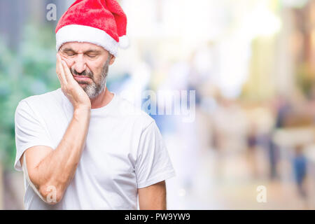 L'âge moyen le senior man wearing christmas hat sur fond isolé pensant à fatigué et ennuyé par la dépression Les problèmes avec les bras croisés Banque D'Images