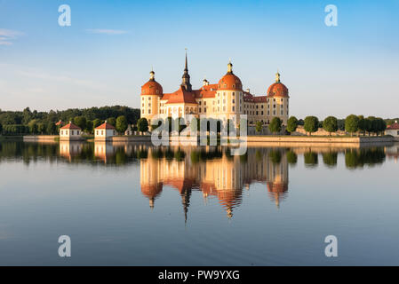 MORITZBURG, ALLEMAGNE - 18 juil 2017 : Château de Moritzburg (près de Dresde) en miroir dans l'eau Banque D'Images