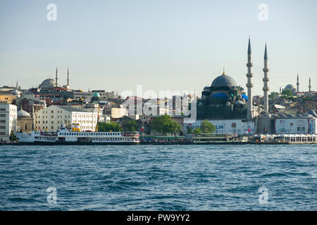 Un grand traversier a accosté au port d'Eminonu sur la Corne d'or avec les mosquées et les bâtiments en arrière-plan, Istanbul, Turquie Banque D'Images