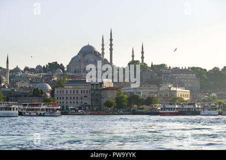 Ferries accoste au port d'Eminonu avec Mosquée de Suleymaniye dans le contexte à la fin de l'après-midi, lumière, Istanbul, Turquie Banque D'Images