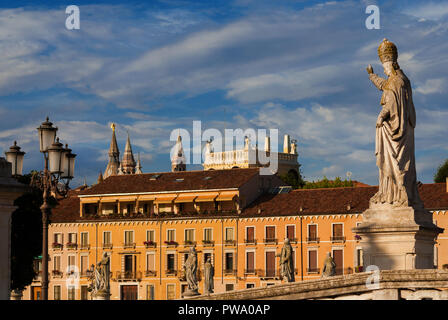 Le pape Clément XIII bénir la statue l'ancienne ville de Padoue, de Prato della Valle (pelouse de la vallée) Square Park dans le centre historique Banque D'Images