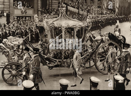 Le couronnement de George la sixième le 12 mai 1937 montrant le roi et la reine dans l'état d'or Coach publié dans un livre souvenir du 1937 Banque D'Images