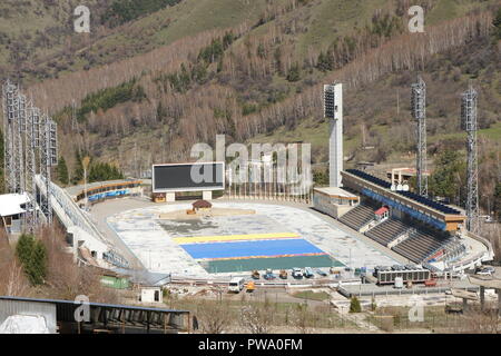 Vue sur à Almaty Medeo Kazahstan aux touristes stadion de fonctionner sur la glace Banque D'Images