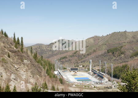 Vue sur à Almaty Medeo Kazahstan aux touristes stadion de fonctionner sur la glace Banque D'Images