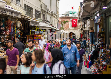 Les gens marcher dans une petite rue pavée de petits magasins, Istanbul, Turquie Banque D'Images