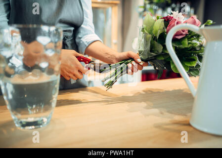 L'arrangement fleurs de fleuriste en boutique Banque D'Images