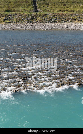 Rhin de rochers et de couleur différente de l'eau bleue en Suisse près de Maienfeld Banque D'Images