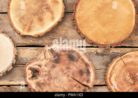 Ensemble de coupes en bois naturel. Collection de disques en bois rustique sur l'arrière-plan. Gâteau rustique. Banque D'Images