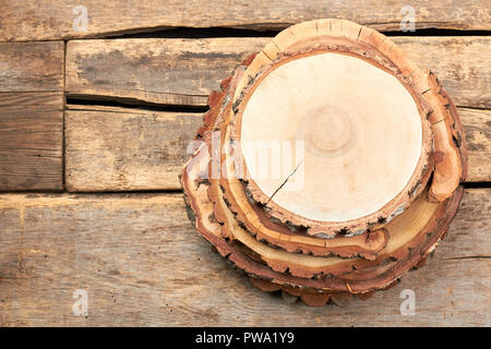 Les disques en bois naturel, vue du dessus. Les disques en bois ronde pour la décoration. Centre de table de mariage rustique. Banque D'Images