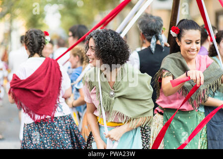 Les filles s'amuser tout en effectuant à la Festa Major à Vilanova i la Geltru', Barcelone, Catalogne. Août 2018 Banque D'Images