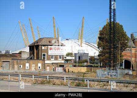 L'O2 Dome parmi les vieux paysages industriels à North Greenwich London England UK Banque D'Images