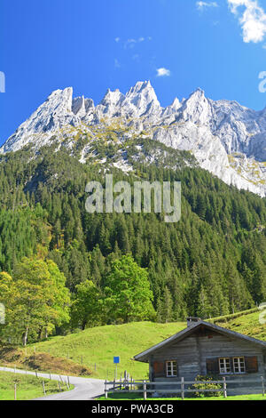 Les montagnes au-dessus de Grindlewald Engelhorn dans les Alpes bernoises en Suisse. Avec un chalet suisse à l'avant-plan Banque D'Images