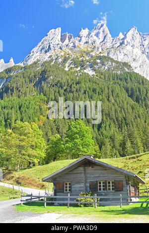 Les montagnes au-dessus de Grindlewald Engelhorn dans les Alpes bernoises en Suisse. Avec un chalet suisse à l'avant-plan Banque D'Images