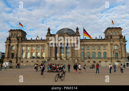 Porte Bradenburg, Berlin, Allemagne été touristes Banque D'Images