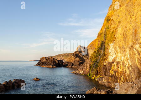 La cascade sur Tresaith beach, en cascade en bas de la falaise dans la mer à marée haute Banque D'Images