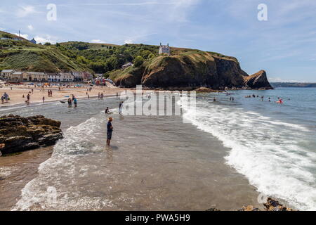 Vue sur une longue plage de Llangrannog pendant la saison de vacances. En regardant vers le Sud Banque D'Images