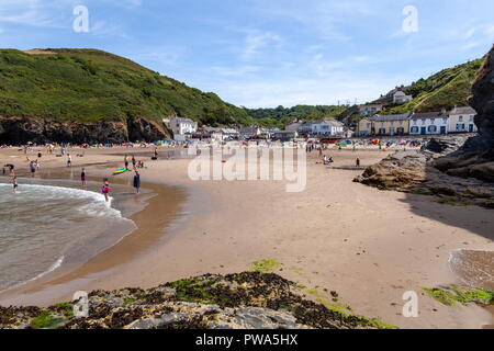 Vue sur une longue plage de Llangrannog pendant la saison de vacances. À l'intérieur des terres Banque D'Images