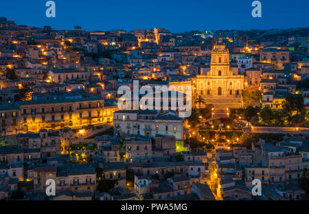 Modica dans la soirée, une ville dans la province de Raguse, dans la région italienne de Sicile (Sicilia). Banque D'Images