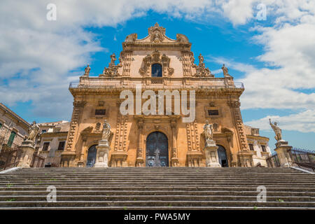 Vue panoramique à Modica avec la Cathédrale de San Pietro et le Duomo de San Giorgio en arrière-plan. La Sicile, le sud de l'Italie. Banque D'Images