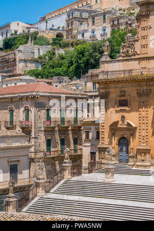 Vue panoramique à Modica avec la Cathédrale de San Pietro et le Duomo de San Giorgio en arrière-plan. La Sicile, le sud de l'Italie. Banque D'Images