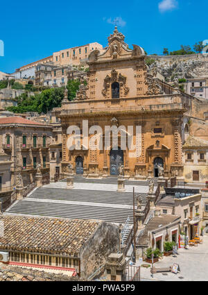 Vue panoramique à Modica avec la Cathédrale de San Pietro et le Duomo de San Giorgio en arrière-plan. La Sicile, le sud de l'Italie. Banque D'Images