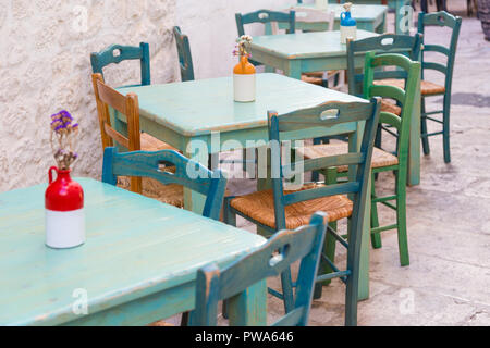 En bois vert vintage outdoor tables et chaises d'un restaurant italien de Bari, Pouilles, Italie Banque D'Images