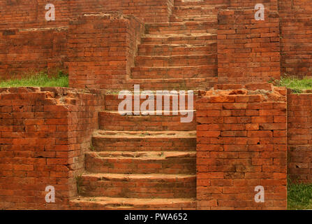 Ancien bâtiment de l'escalier en ruine près de Dhaka, Bangladesh faite de vieilles briques, de la chaux et d'argile Banque D'Images