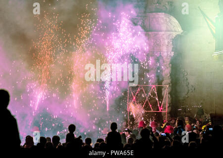 Barcelona, Espagne - 13 Octobre : Festival Catalan populaires Correfoc avec Fireworks au 25e anniversaire de diables de Caldes rez le 13 octobre Banque D'Images