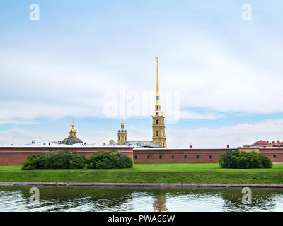 Le mur du bastion et le dôme de la forteresse Pierre et Paul du détroit d'Kronverksky dans la ville de Saint-Pétersbourg Banque D'Images