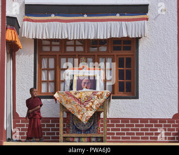 Jeunes et vieux, moine novice et photo du dalaï-lama, le monastère de Diskit, Nubra Valley, Ladakh, Inde Banque D'Images