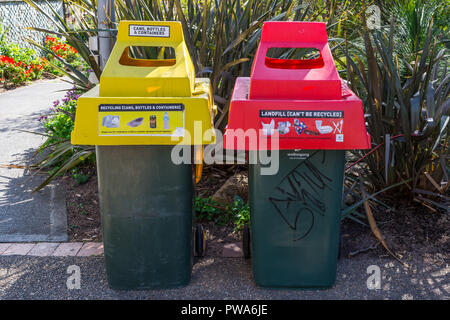 Les déchets généraux et recyclable poubelles Banque D'Images