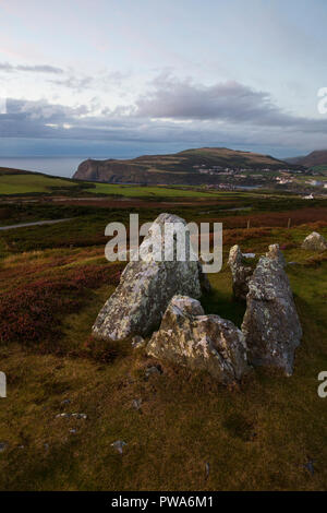 Le cercle de pierre Meayll et chambre funéraire sur Meayll Hill avec vue sur Bradda Printing Head, Port Erin, Île de Man Banque D'Images