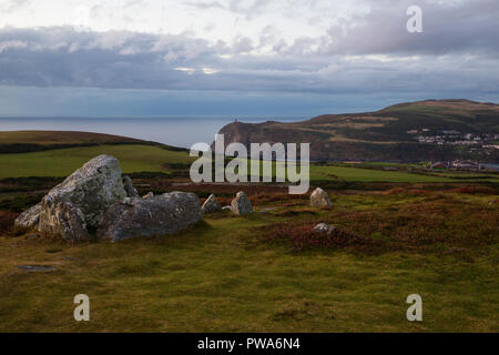 Le cercle de pierre Meayll et chambre funéraire sur Meayll Hill avec vue sur Bradda Printing Head, Port Erin, Île de Man Banque D'Images