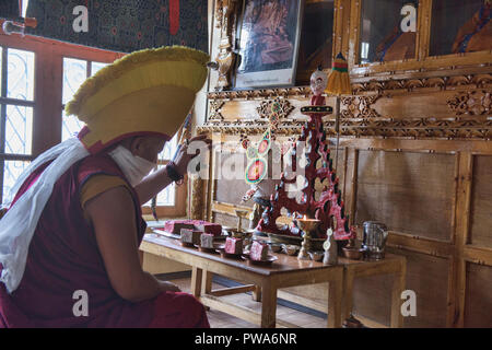 Moine Gelugpa et mandala, monastère de Diskit, La Vallée de Nubra, Ladakh, Inde Banque D'Images