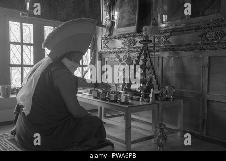 Moine Gelugpa et mandala, monastère de Diskit, La Vallée de Nubra, Ladakh, Inde Banque D'Images