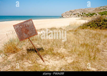 Rusty metal vierge sur la côte de sable désert bunner, près de la mer, Crymea, Russie Banque D'Images