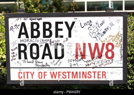 Graffiti sur une plaque de rue, Abbey Road, St John's Wood, City of westminster, Greater London, Angleterre, Royaume-Uni Banque D'Images