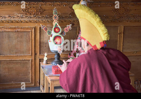 Moine Gelugpa et mandala, monastère de Diskit, La Vallée de Nubra, Ladakh, Inde Banque D'Images