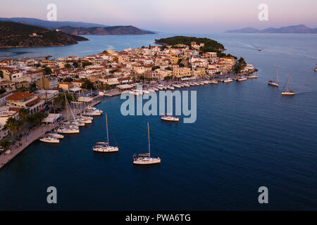 Vue aérienne du port de plaisance d'Ermioni, au crépuscule, sur la mer Egée, en Grèce. Banque D'Images