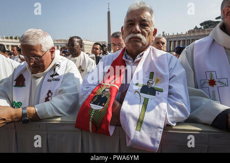 Cité du Vatican, Vatican. 14Th Oct, 2018. Le pape François à la tête d'une cérémonie de canonisation sur la Place Saint Pierre dans la Cité du Vatican, Cité du Vatican, le 14 octobre 2018. Devant des milliers de fidèles, le Pape François canonise deux des plus importantes figures de l'attaquée et le 20e siècle Église catholique, déclarant que le Pape Paul VI et l'archevêque salvadorien Oscar Romero martyr comme modèles de sainteté pour les fidèles aujourd'hui. Credit : Giuseppe Ciccia/Pacific Press/Alamy Live News Banque D'Images