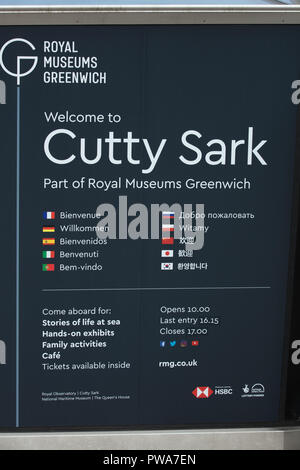 Le conseil d'accueil touristique le Cutty Sark, ex-navire à voile dans le commerce de la laine et du thé, aujourd'hui un navire musée dans Greenwich, London, UK Banque D'Images